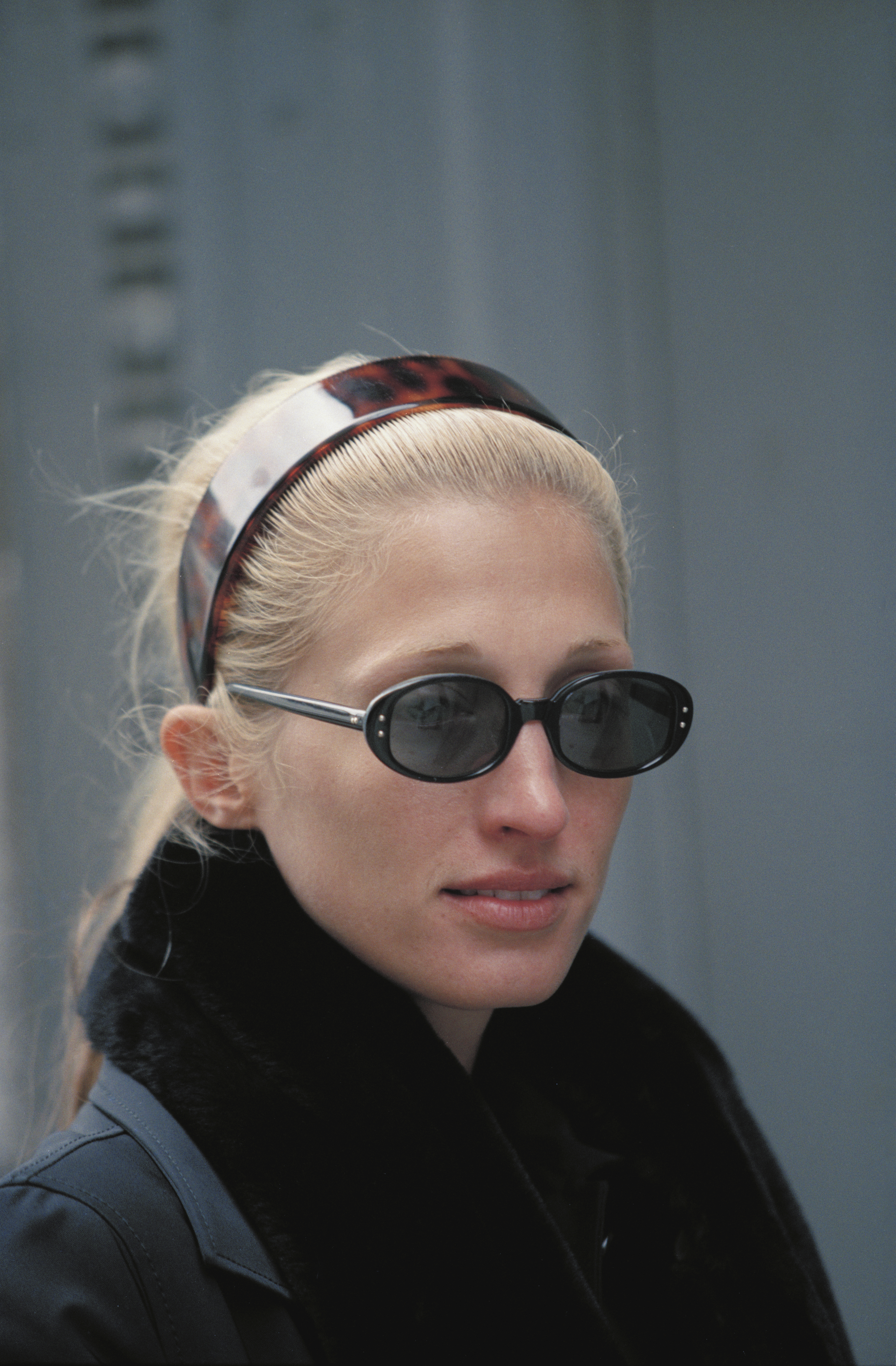 Photo of Carolyn Bessette Kennedy wearing a tortoiseshell headband