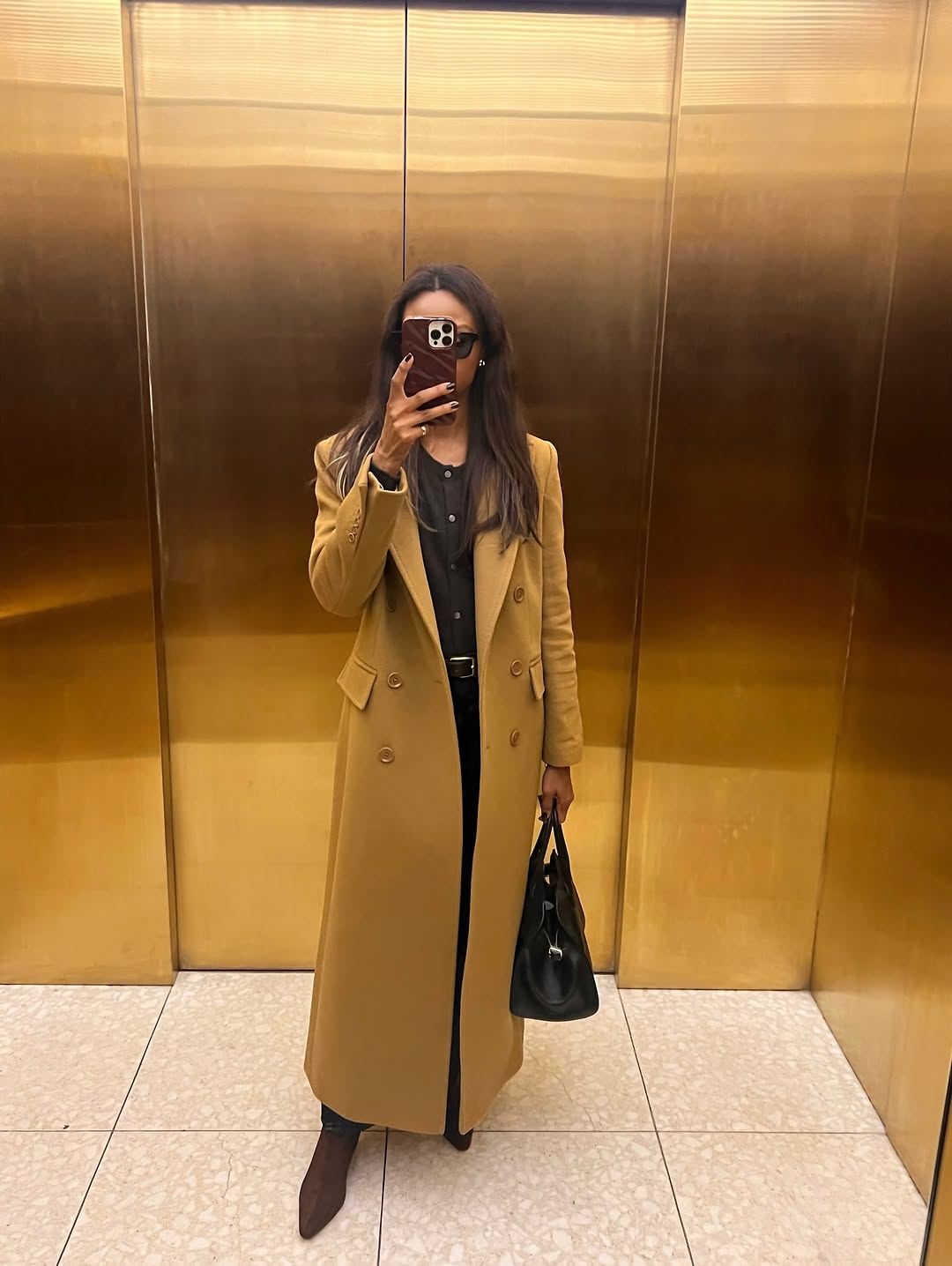 Woman wearing best outfit formula of 2026.