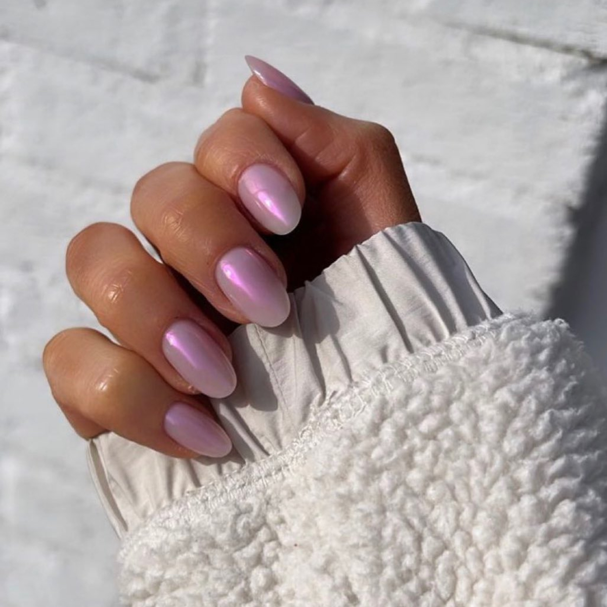 Soft pearl pink nails