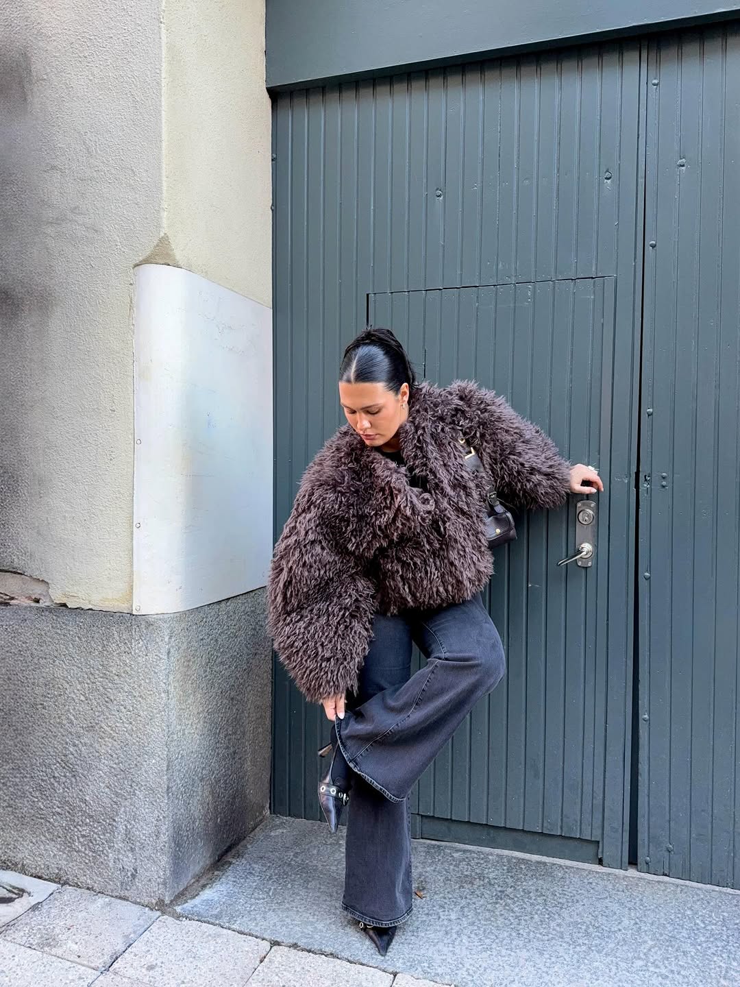 Woman wearing jeans with heels outfit 2026.