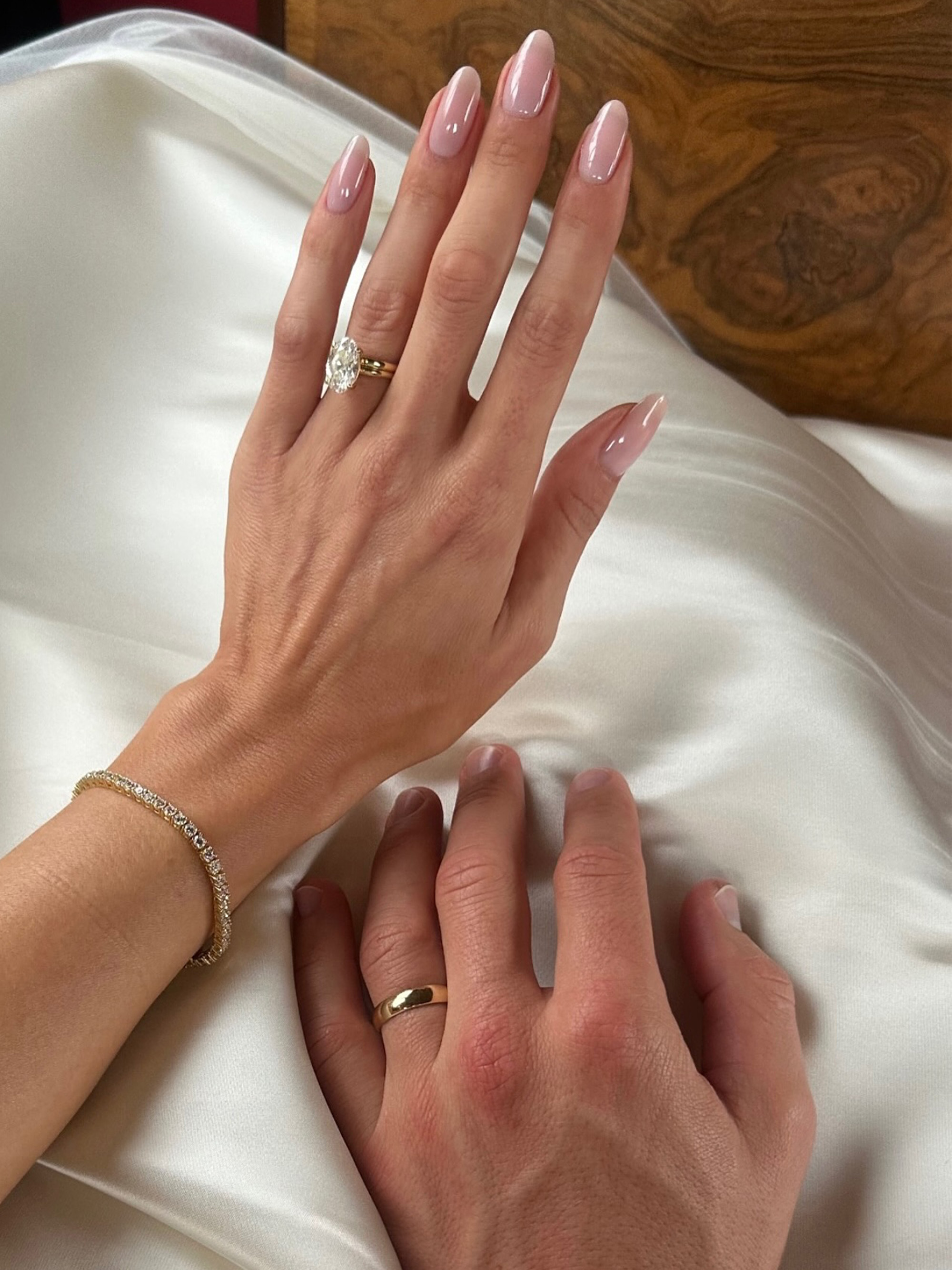 A pearlescent manicure by Julia Diogo.