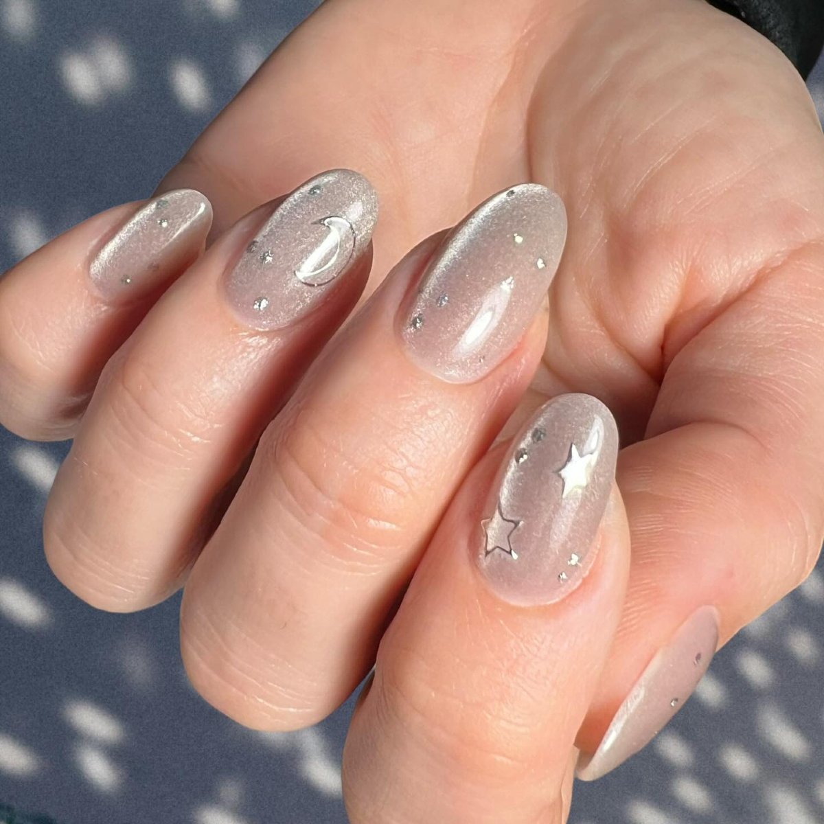 Neutral cat eye nails